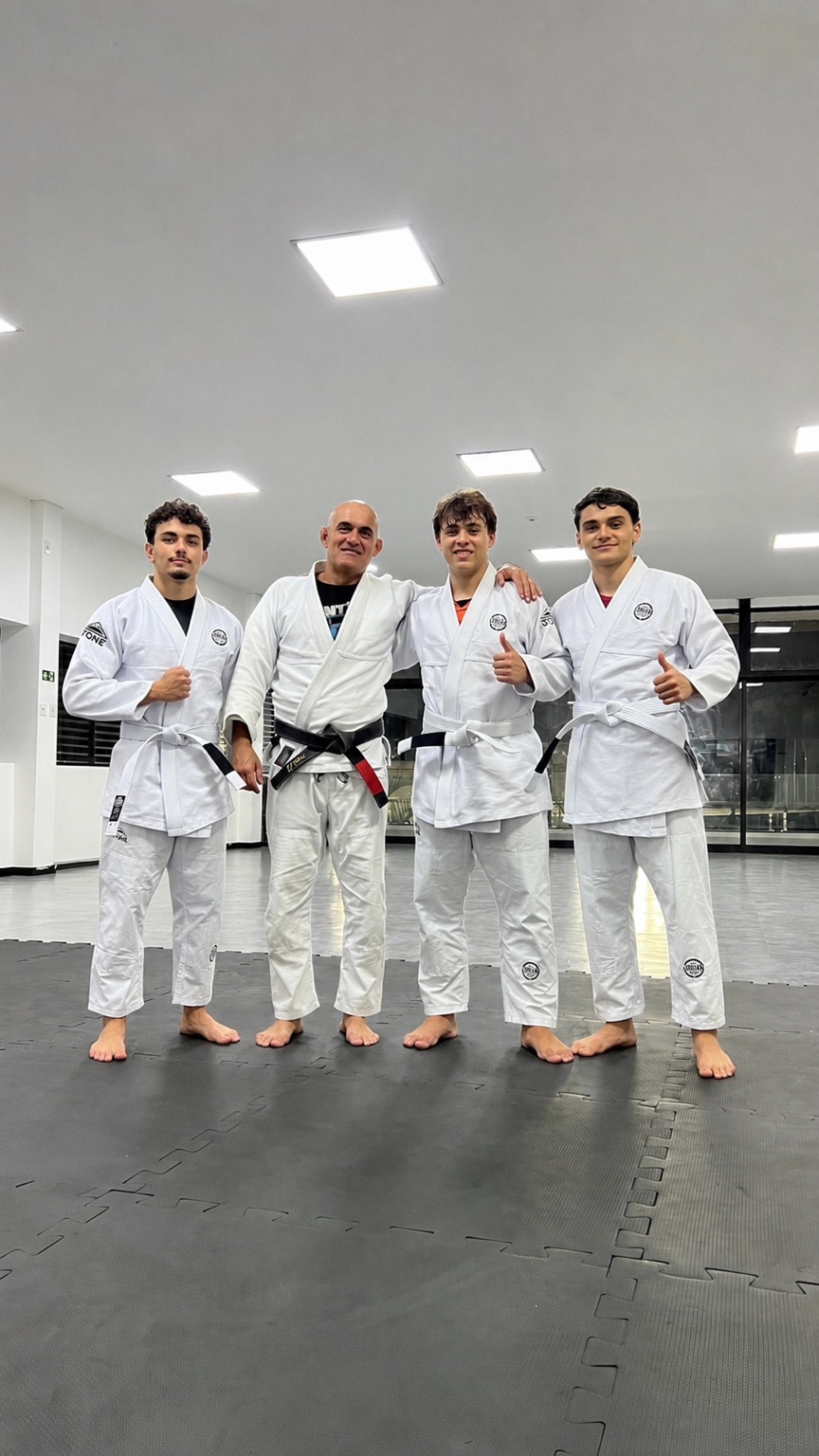 Professor Carlos com alunos da turma Juvenil e Adulto