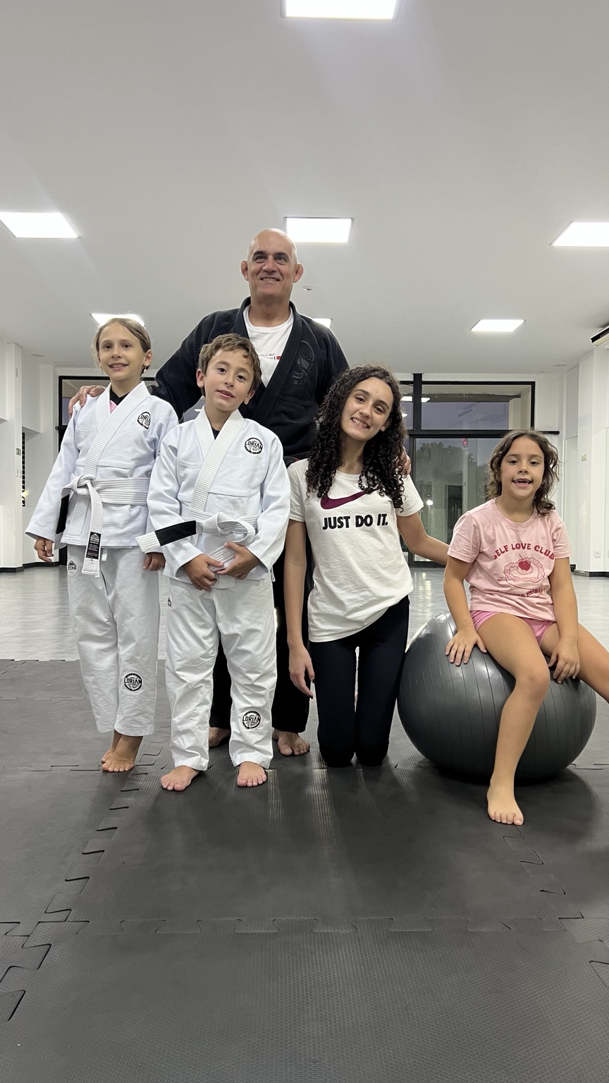 Professor Carlos com alunos da turma Kids